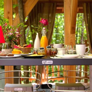 Hébergement insolite en Limousin : table élégante avec petit-déjeuner en pleine nature.