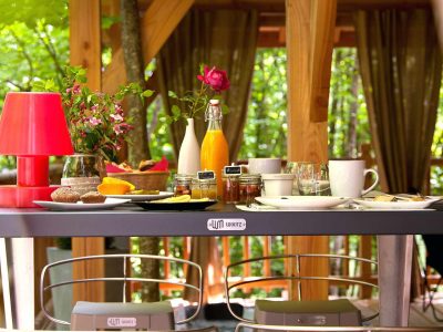 Hébergement insolite en Limousin : table élégante avec petit-déjeuner en pleine nature.
