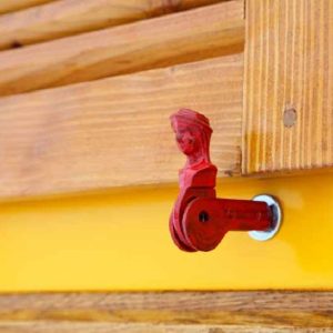 Hébergement insolite en Centre : cabane colorée avec robinet en bois sculpté.