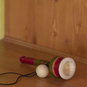 Hébergement insolite à Centre : un espace chaleureux avec un jouet en bois coloré.