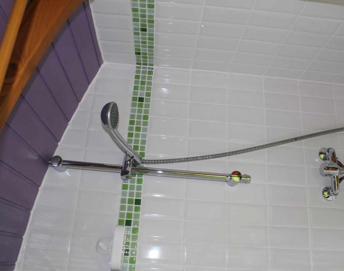 Douche moderne dans un hébergement insolite en Centre, avec un plafond violet.