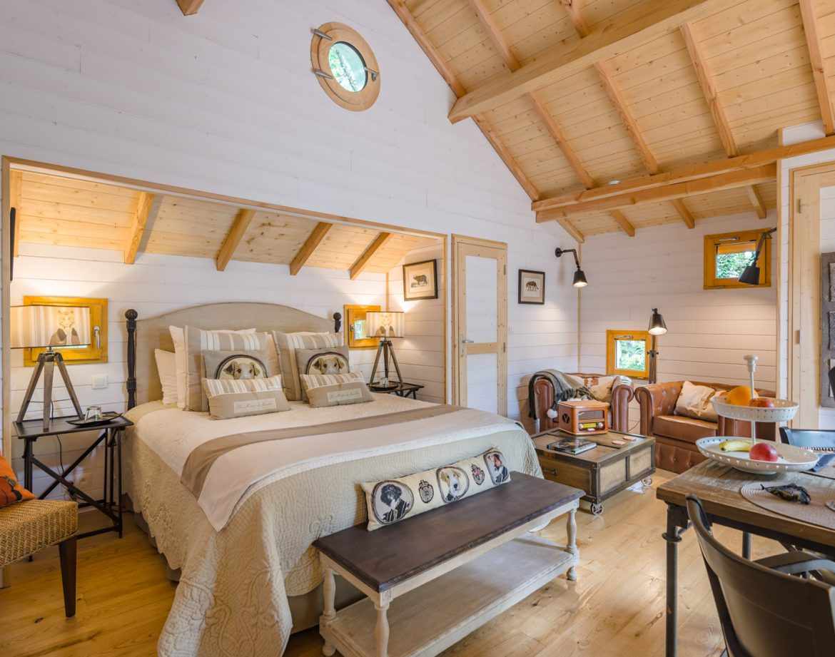 Chalet cosy en Aquitaine, avec un intérieur en bois et des luminaires chaleureux.