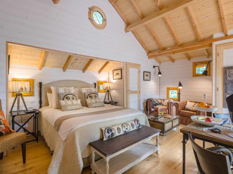Chalet cosy en Aquitaine, avec un intérieur en bois et des luminaires chaleureux.