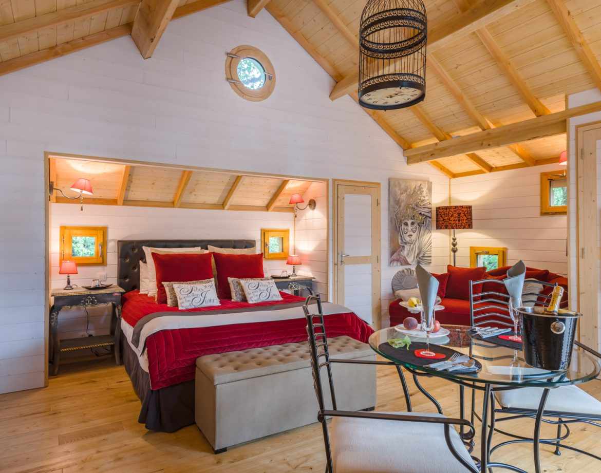 Hébergement insolite en Aquitaine : chambre cosy avec lit king-size et décoration chaleureuse.