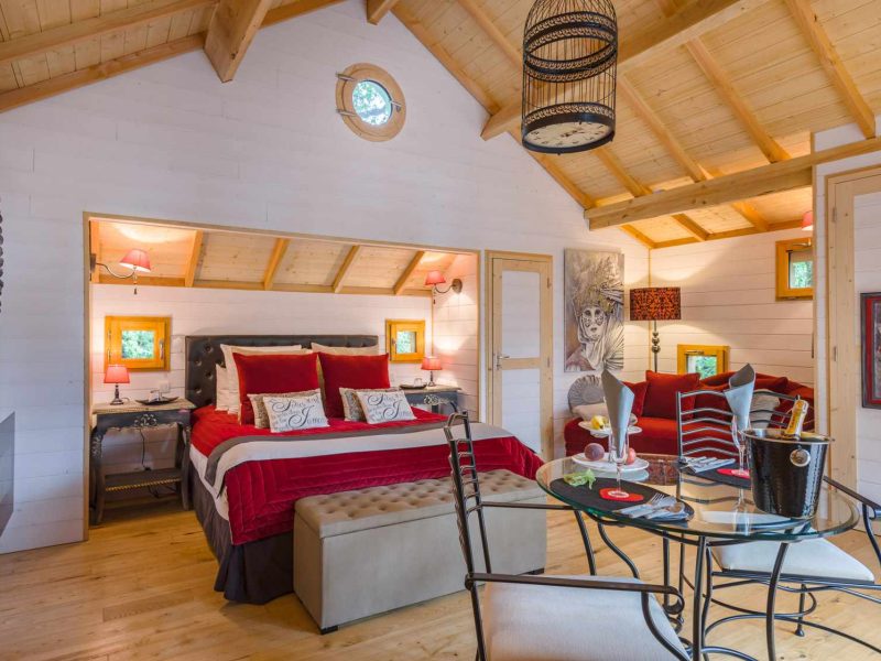 Hébergement insolite en Aquitaine : chambre cosy avec lit king-size et décoration chaleureuse.