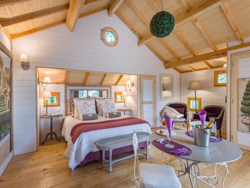 Chalet moderne en Aquitaine, avec un intérieur en bois et une décoration élégante.