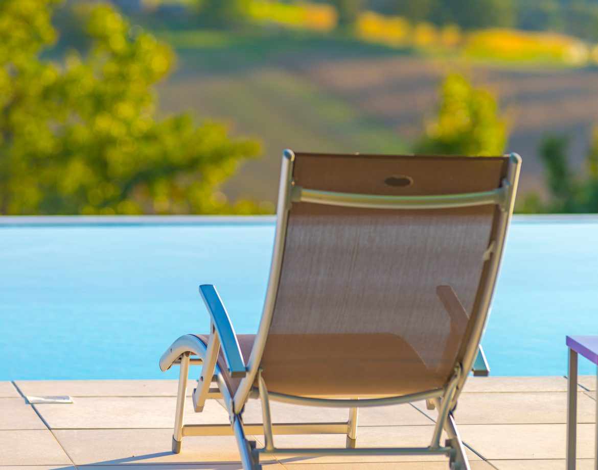 Chalet insolite en Aquitaine avec transat au bord dune piscine à débordement.