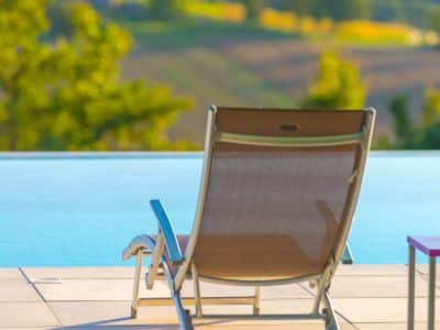 Chalet insolite en Aquitaine avec transat au bord dune piscine à débordement.