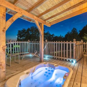 Hébergement insolite en Aquitaine avec jacuzzi sur une terrasse en bois.