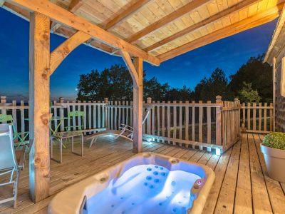 Hébergement insolite en Aquitaine avec jacuzzi sur une terrasse en bois.