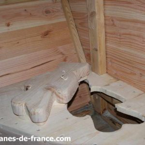 Cabane en bois dans les Alpes, avec un siège en forme dours. Ambiance naturelle et chaleureuse.