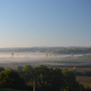 Hébergement insolite en Midi-Pyrénées, avec vue panoramique sur la brume matinale.