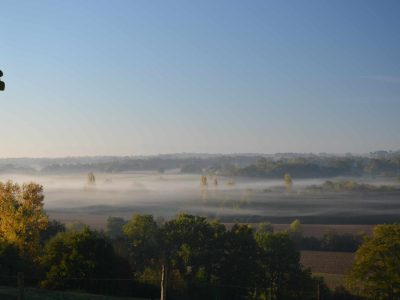 Hébergement insolite en Midi-Pyrénées, avec vue panoramique sur la brume matinale.