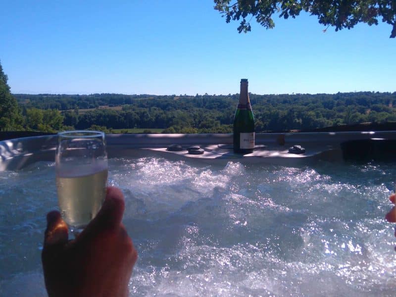 Bain à remous avec vue panoramique, idéal pour une escapade romantique.