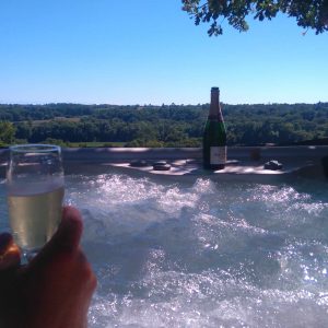 Hébergement insolite en Midi-Pyrénées avec jacuzzi et vue panoramique sur la nature.
