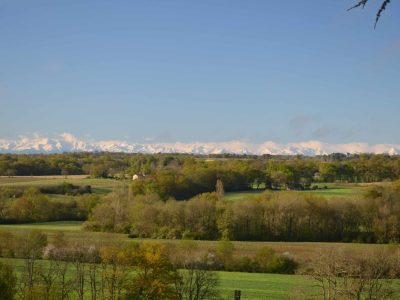 Hébergement insolite en Midi-Pyrénées, avec vue panoramique sur les montagnes enneigées.