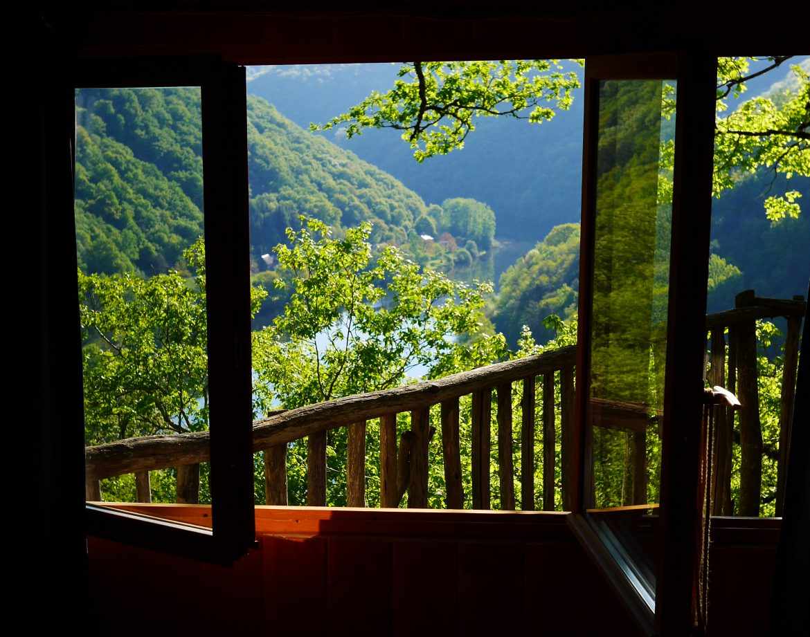 Cabane perchée en Limousin, vue panoramique sur la vallée verdoyante.
