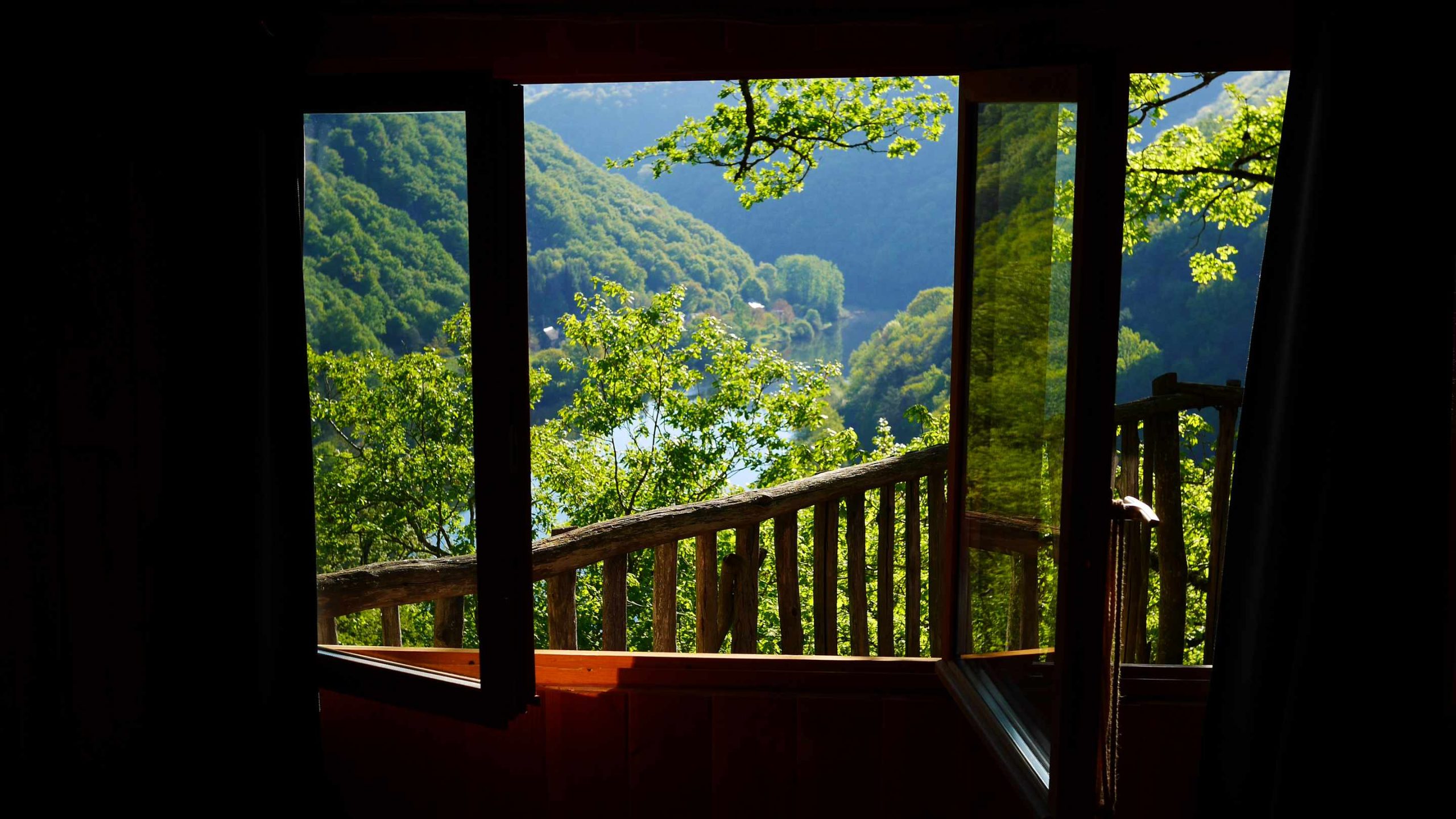 P1260643 Cabane perchée en Limousin, vue panoramique sur la vallée verdoyante.