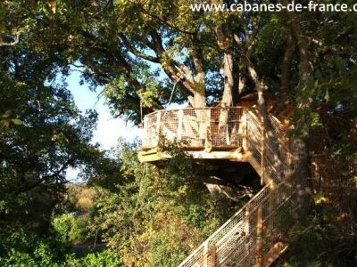 Cabane dans les arbres en Provence-Alpes-Côte dAzur, perchée au cœur des feuillages.