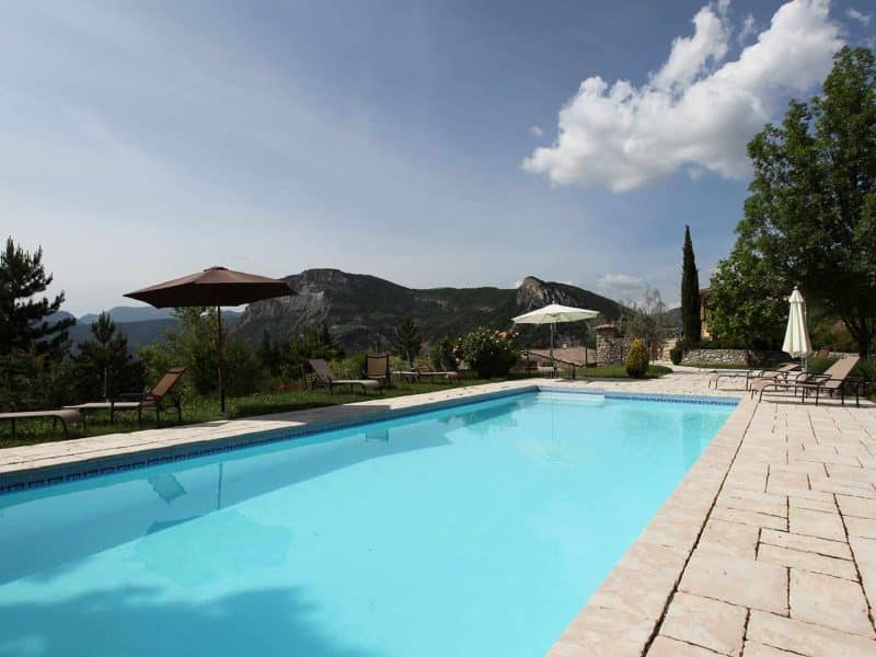 Villa avec piscine, offrant une vue imprenable sur les montagnes environnantes.