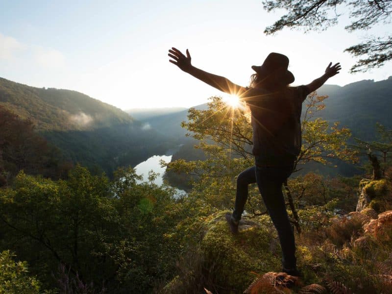 Hébergement en pleine nature avec vue panoramique sur la vallée et le soleil levant.