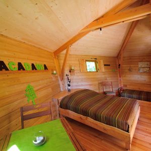Hébergement insolite en bois en Auvergne-Rhône-Alpes, intérieur chaleureux et coloré.