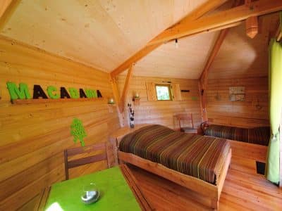 Hébergement insolite en bois en Auvergne-Rhône-Alpes, intérieur chaleureux et coloré.