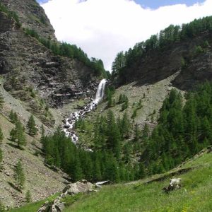 Hébergement insolite en pleine nature, avec vue sur une cascade et des montagnes verdoyantes.