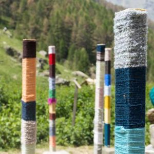 Hébergement insolite en Provence-Alpes-Côte dAzur, avec des poteaux colorés en laine.