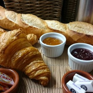 Hébergement insolite en Centre : petit-déjeuner avec croissants et baguette fraîche.