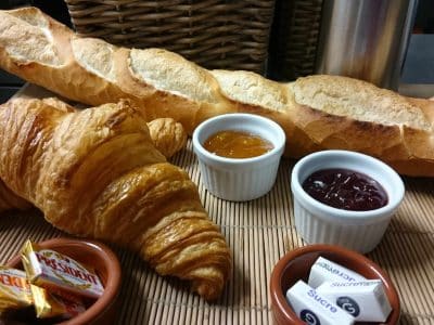 Hébergement insolite en Centre : petit-déjeuner avec croissants et baguette fraîche.