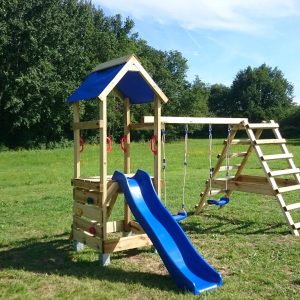 Aire de jeux en bois avec toboggan bleu, idéale pour un hébergement insolite en pleine nature.