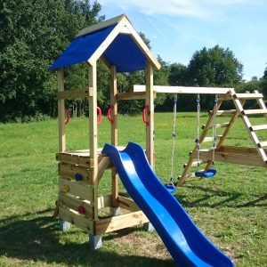 Aire de jeux en bois avec toboggan et balançoires, idéale pour un hébergement insolite.