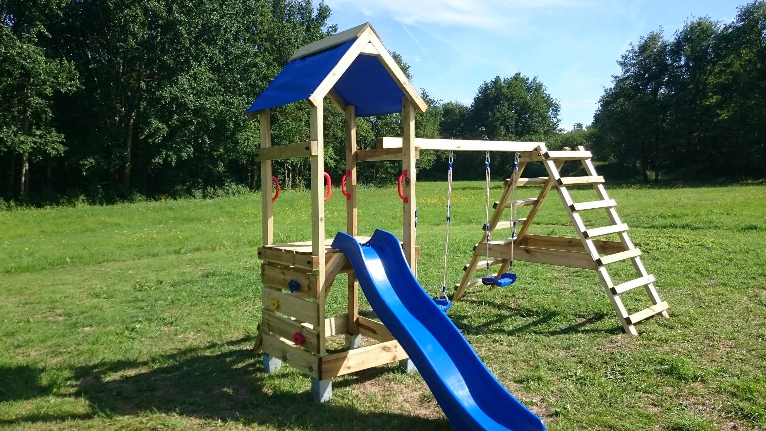 DSC_2352 Aire de jeux en bois avec toboggan et balançoires, idéale pour un hébergement insolite.