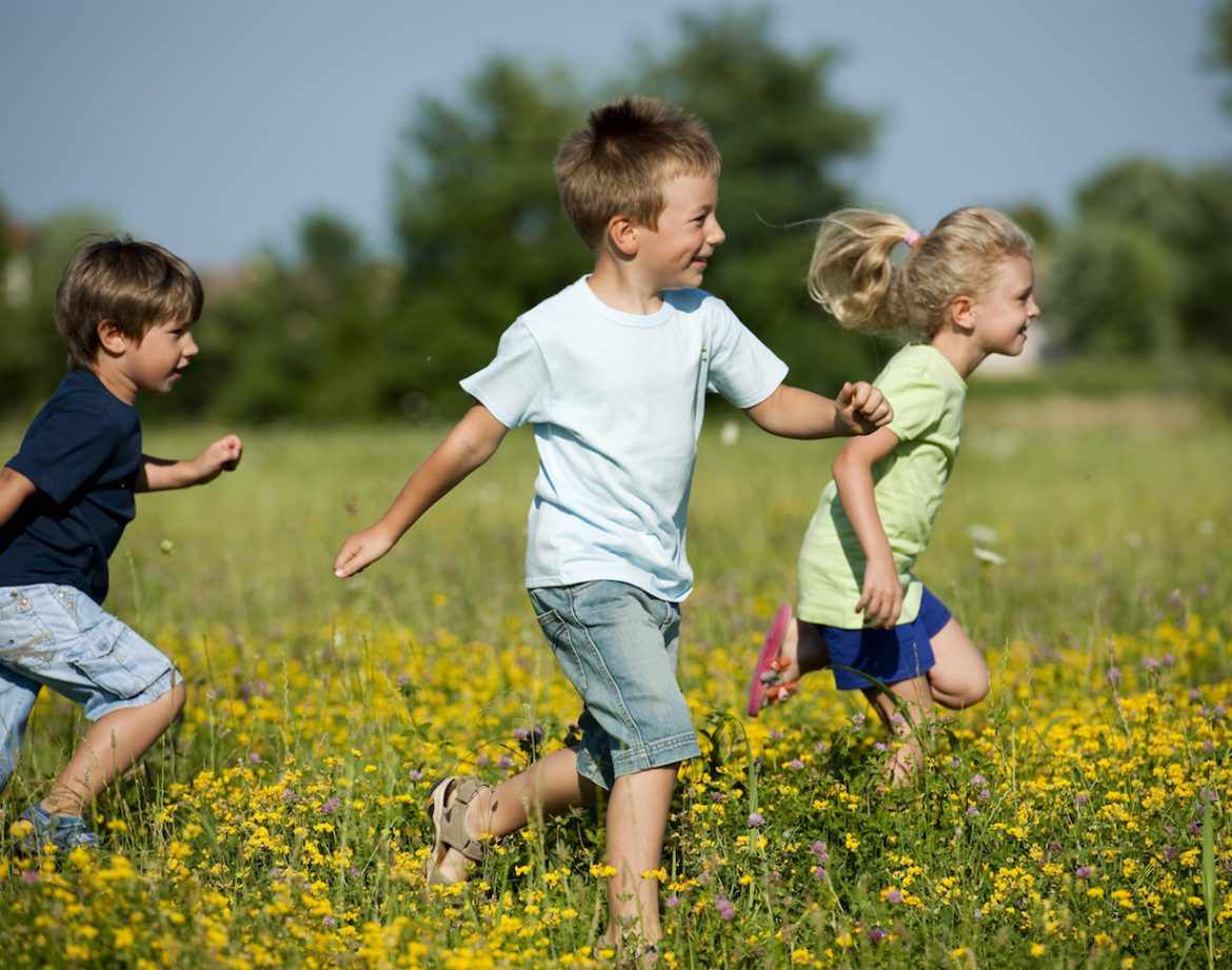 Hébergement insolite en pleine nature, enfants jouant dans un champ de fleurs.