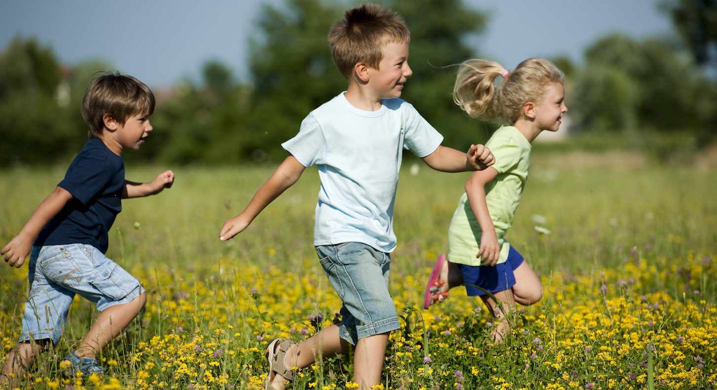 Hébergement insolite en pleine nature, enfants jouant dans un champ de fleurs.