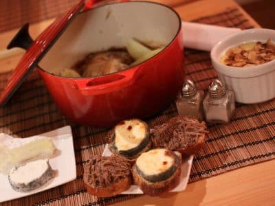 Hébergement insolite en Centre : plat savoureux dans une cocotte rouge, accompagnements gourmands.