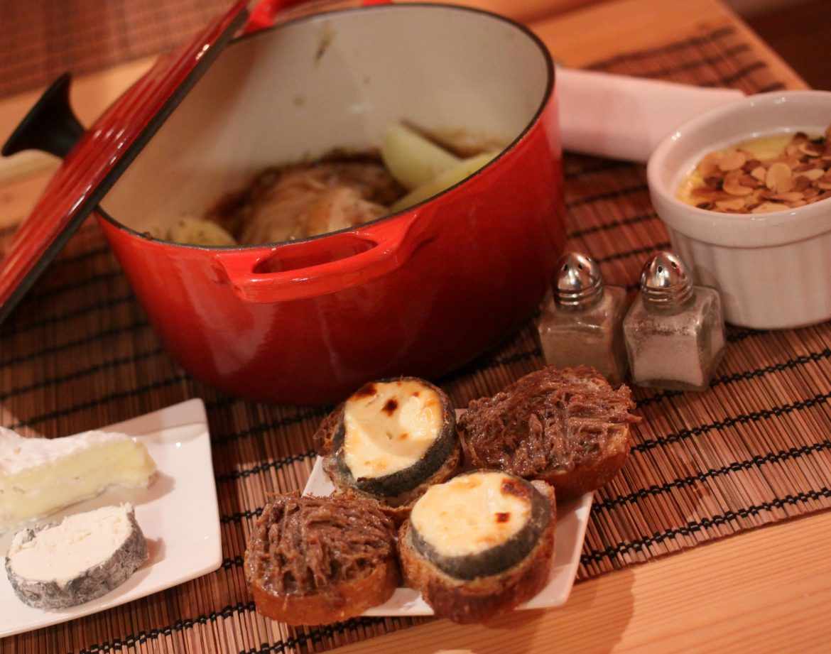 Hébergement insolite en Centre : plat savoureux dans une cocotte rouge, accompagné de fromages.