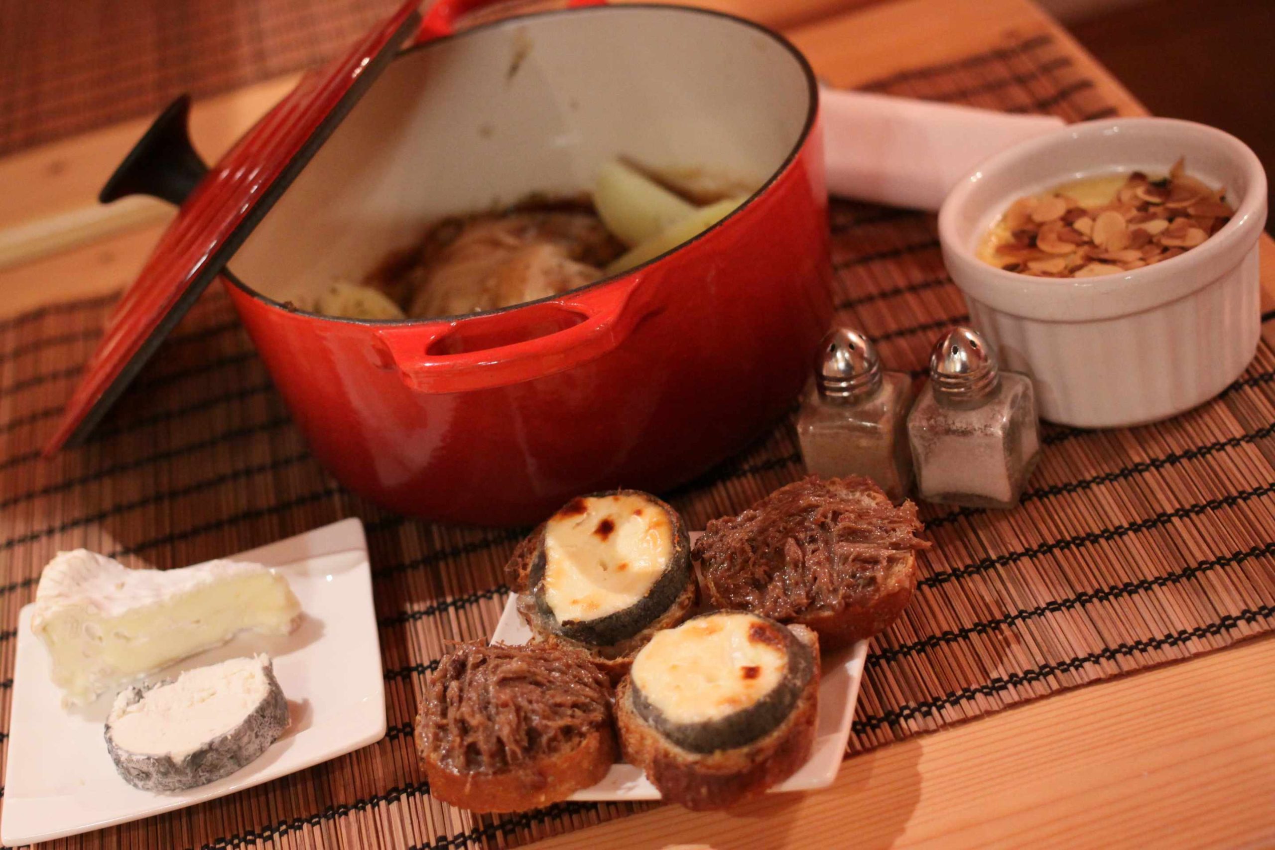 IMG_8491 Hébergement insolite en Centre : plat savoureux dans une cocotte rouge, accompagnements gourmands.