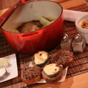 Hébergement insolite en Centre, avec un plat savoureux dans une cocotte rouge.