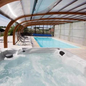 Hébergement insolite en Basse-Normandie avec jacuzzi et piscine couverte.
