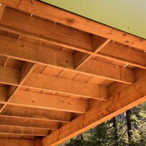 Hébergement insolite en bois en Provence-Alpes-Côte dAzur, avec une structure moderne.