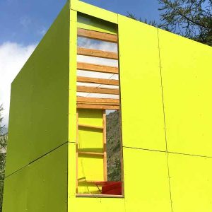 Cabane moderne et colorée, entourée de verdure en Provence-Alpes-Côte dAzur.