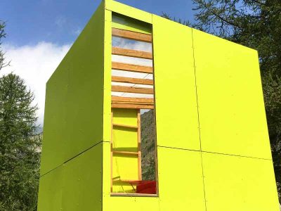 Cabane moderne et colorée, entourée de verdure en Provence-Alpes-Côte dAzur.