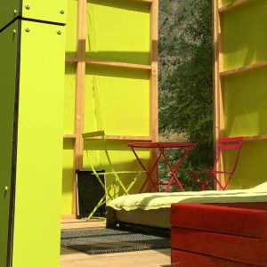 Cabane moderne en bois, avec des murs verts vifs et un coin salon coloré.