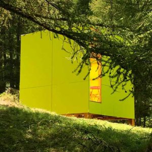 Cabane moderne et colorée, nichée dans la forêt de Provence-Alpes-Côte dAzur.
