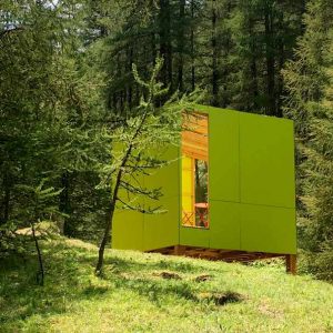 Cabane moderne en bois, nichée dans une forêt verdoyante de Provence-Alpes-Côte dAzur.