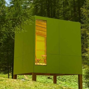 Cabane moderne en bois, nichée dans la forêt verdoyante de Provence-Alpes-Côte dAzur.