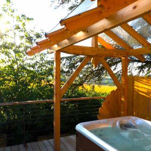 Hébergement insolite en Auvergne-Rhône-Alpes avec jacuzzi et vue sur la nature.