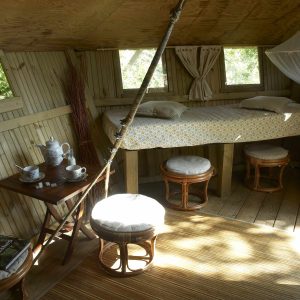 Cabane en bois en Bretagne, avec lit douillet et coin salon lumineux.